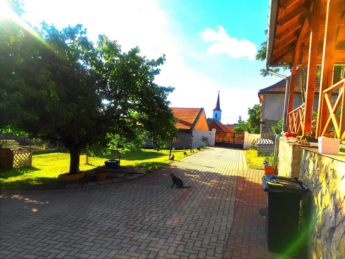 Szandra Vendeghaz Osku Luaran gambar